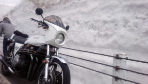 結構圧巻ですぜ、雪の壁