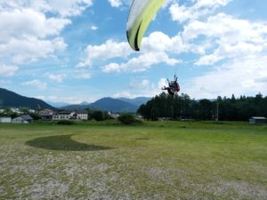 着地はこんな感じ。下手するとケガするそうなのでもう言いなりに。