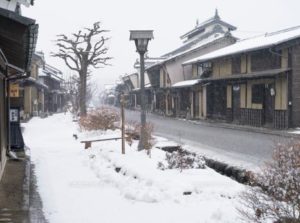雪景色はきれいですが、ノーマルタイヤで走ると地獄と化す