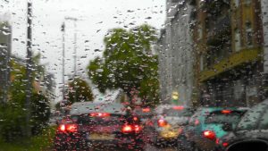 雨の時は車が羨ましくはあるけど誇らしくもある