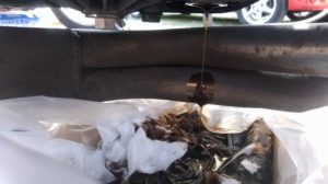 車体が真っすぐじゃないとエキマニにオイルが付着。これを拭くのがボロ靴下だ。
