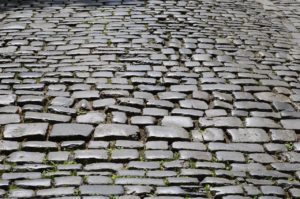 こういう路面はよく滑る