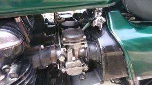 右上のコックはリプレイス品。純正はオフにしてもガソリンが止まらなかった・・