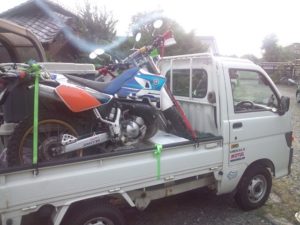 遠征にも行きますよ、DT200WRで。