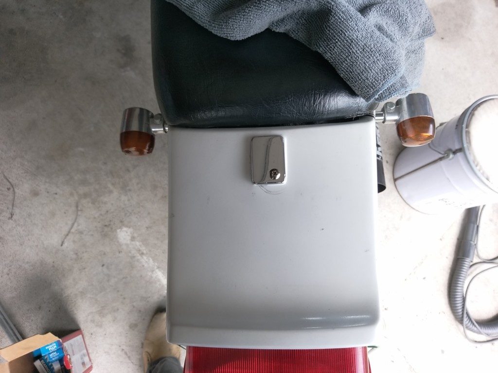 シートロックのフタ部分は穴開けてねじ止めにしてあります。