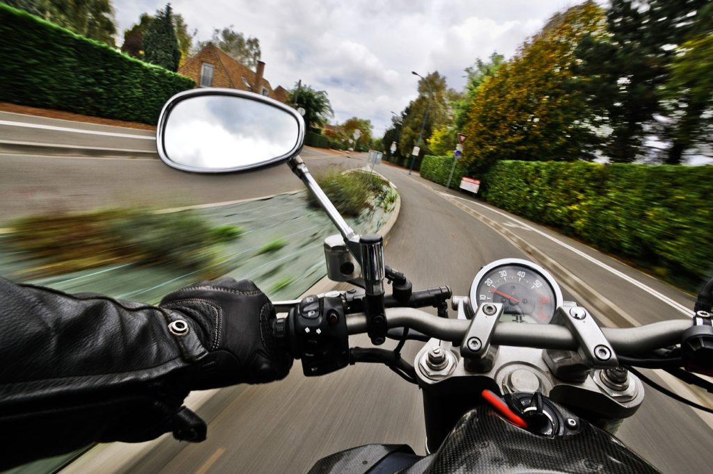 会社に向かうのもバイクだと気分がいい