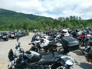 この駐車場のバイクだけで地方都市の年間予算越えると思う