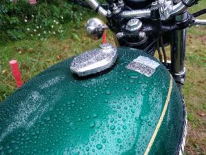ツーリング中に雨降られるの、マジでヤダ