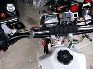 このハンドル切れ角の大きさもセローの魅力