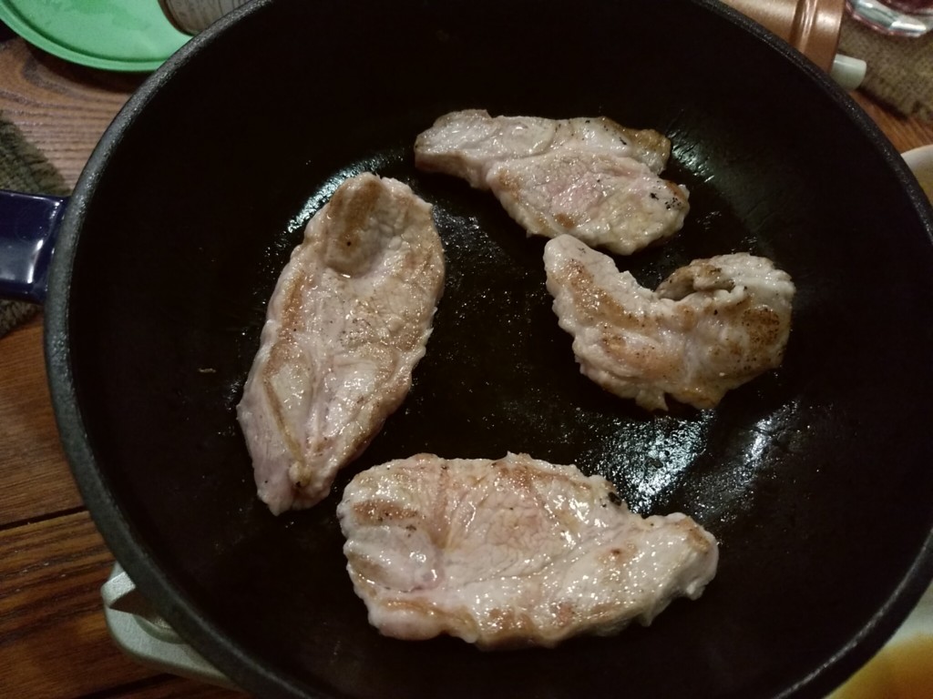スキレット上で肉を切ると結構ワイルドです。