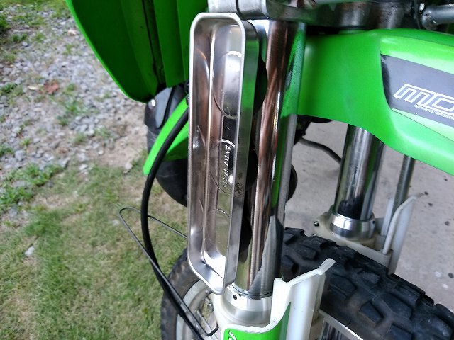 KDX125SR。鉄製のフォークには磁石入りのトレーが張り付く。