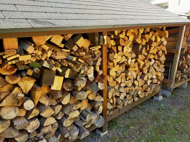 冬に燃やす薪は前年の春に作っておくのです。