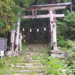 小菅神社の鳥居をくぐるのに覚悟がいるのだ。