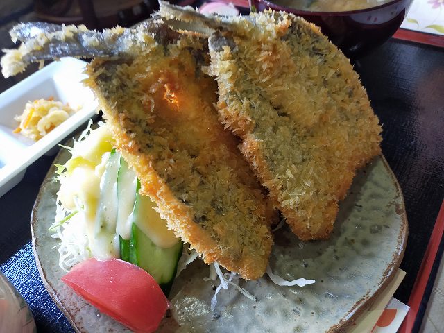 某長野県の湖の近くの隠れ家的レストランのヒメマスのフライ定食。
