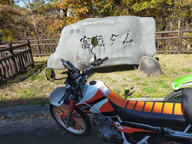 ダムの駐車場入り口には富倉ダムの石碑が。