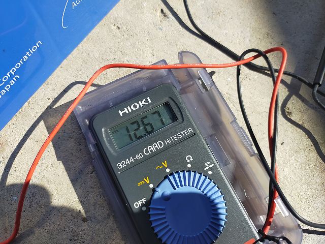 バッテリー単体での電圧を計測してみる。