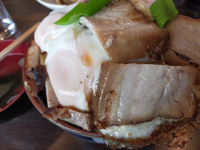 【秋山食堂】チャーシューエッグ丼
