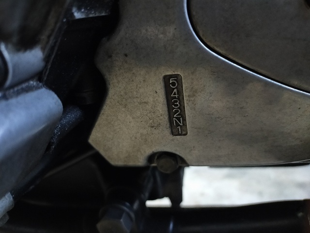 Z750D1。スプロケカバーにシフトパターンの刻印がある。