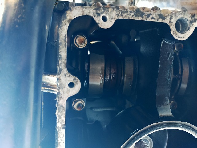 Z750D1。エンジン下側からクランクシャフトが見える。