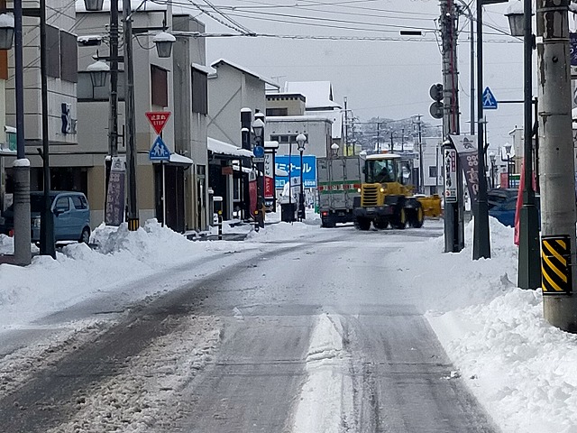 路面の雪掻きには重機が投入される。