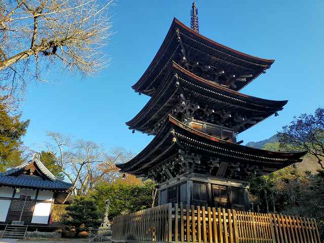 前山寺の三重塔。
