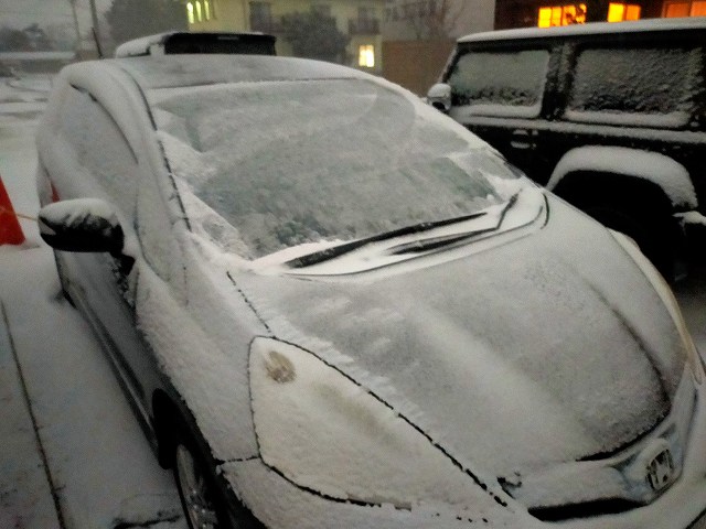 雪国ではあっという間に車が雪に埋まる。