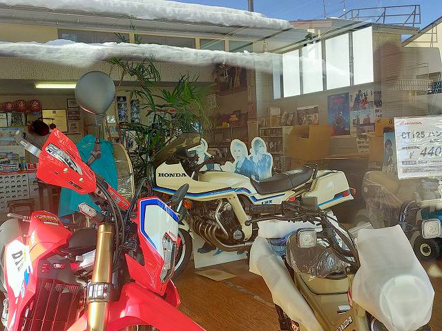 CBX1000。飯山にはこういうマニアックなバイク屋もある。