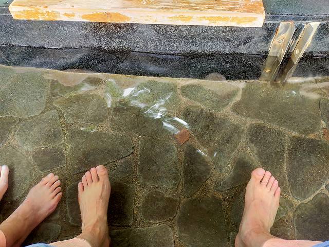 湯田中駅前の足湯。
