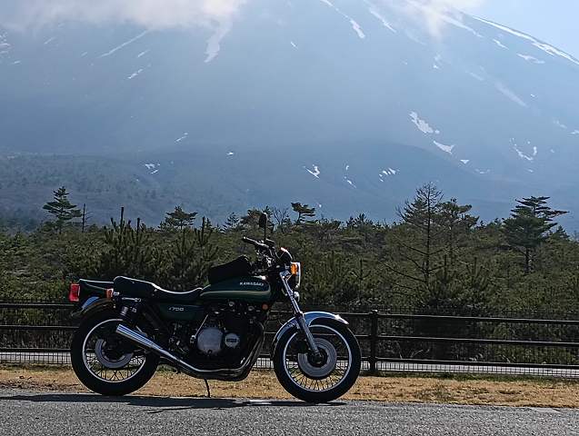 Z750D1と浅間山。