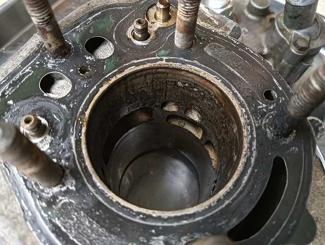 KDX125SR2号機のヘッドを外した。