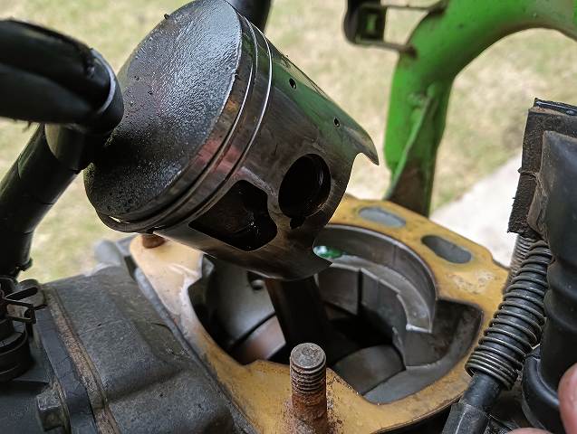 KDX125SR2号機のピストン。