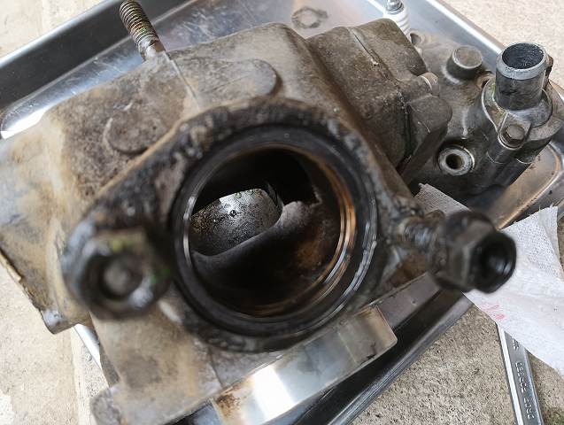 KDX125SR2号機のエンジン排気口。