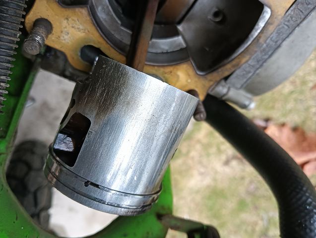 KDX125SR2号機のピストン。