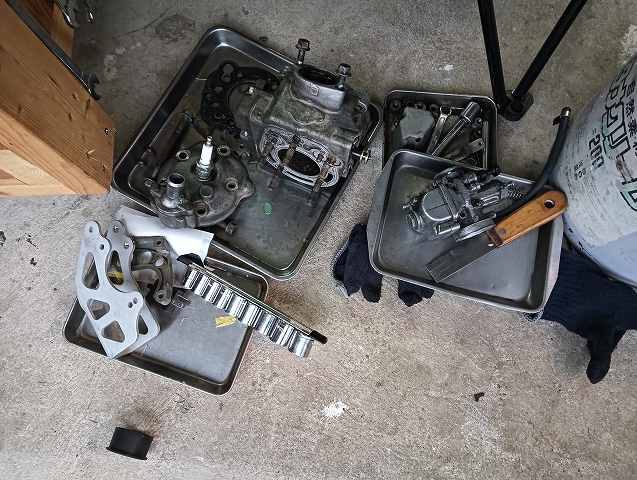 KDX125SR2号機のエンジンパーツ。