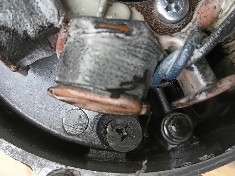 KDX125SR2号機のエンジンコイル固定ねじ2。