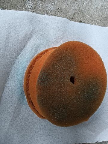 洗浄後のエアフィルターにスプレーしていきます。