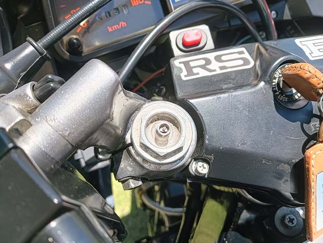 VT250FHのフロントフォークトップのエアバルブ。