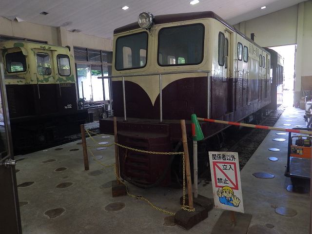 トロッコ列車の格納庫も見れる。