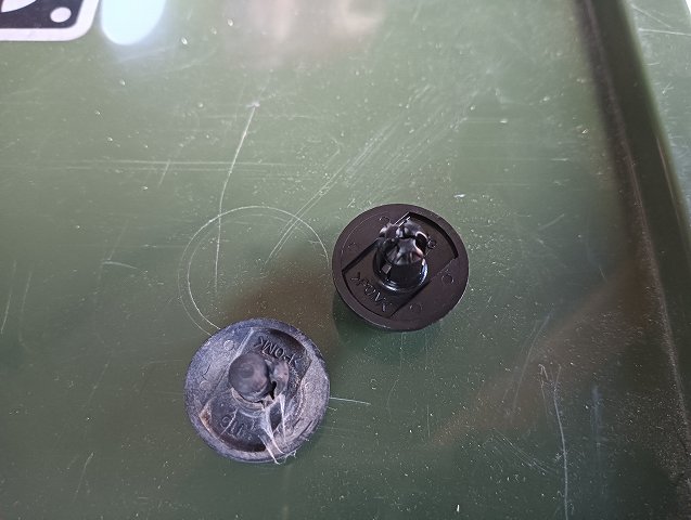 プッシュリベットの新旧。