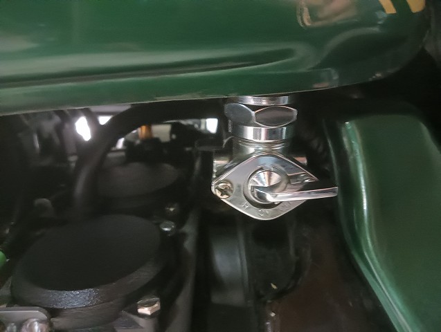 Z750D1のガソリンコック。