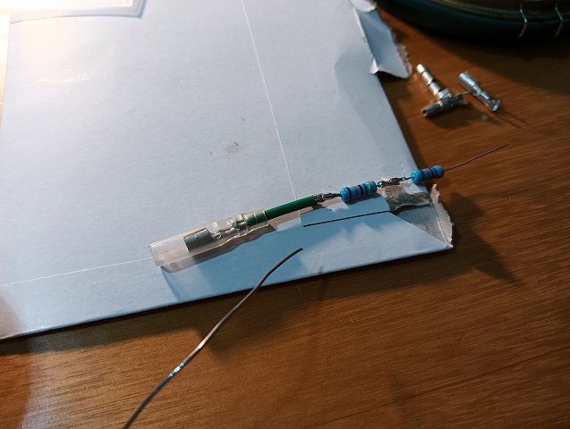 500kΩを2連結したらタコメーターの針が動かない。