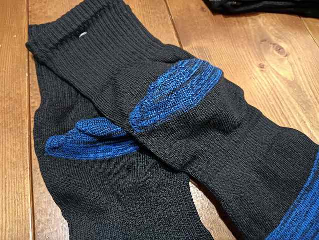 かかと付き５本指靴下。