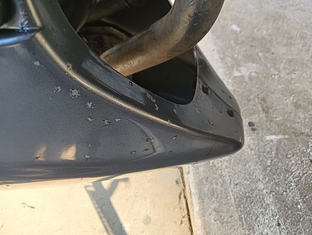 VT250FH。塗装にダメージのあるアンダーカウル。