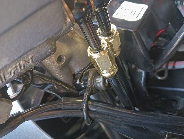 安いブレーキホースは漏れる。