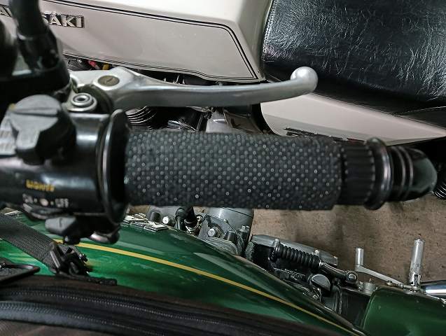 Z750D1にハンドルウォーマーを巻き付けた例。