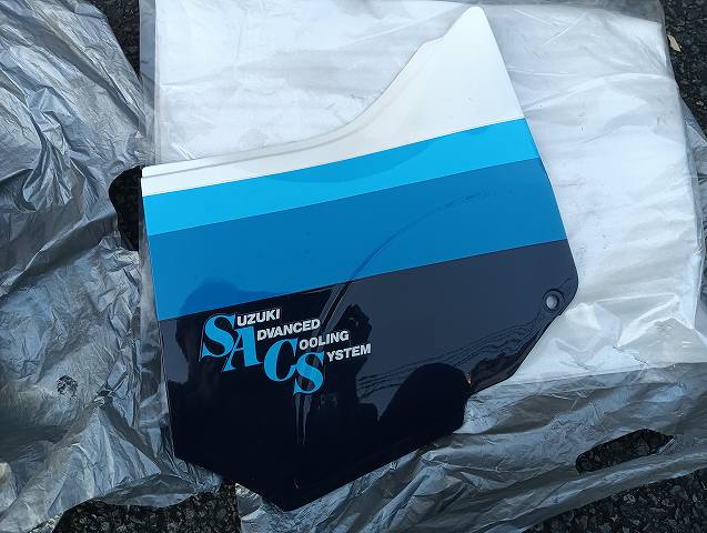 GSX-R1100新品サイドカバー。