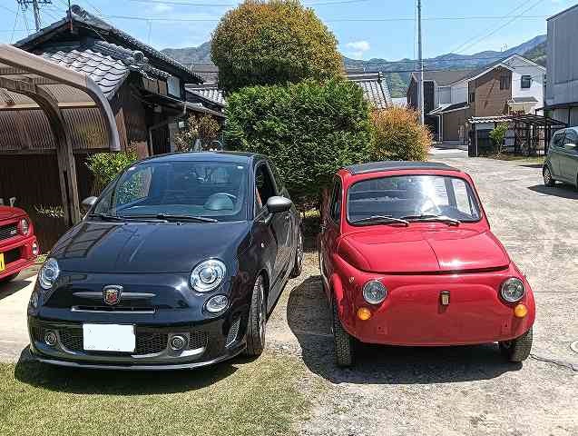 旧FIAT500とアバルト595。