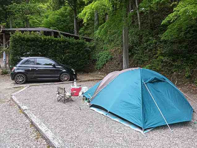 アバルト595という競技車でキャンプするのだよ。