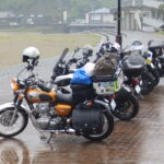 雨天ツーリング中の皆さん。