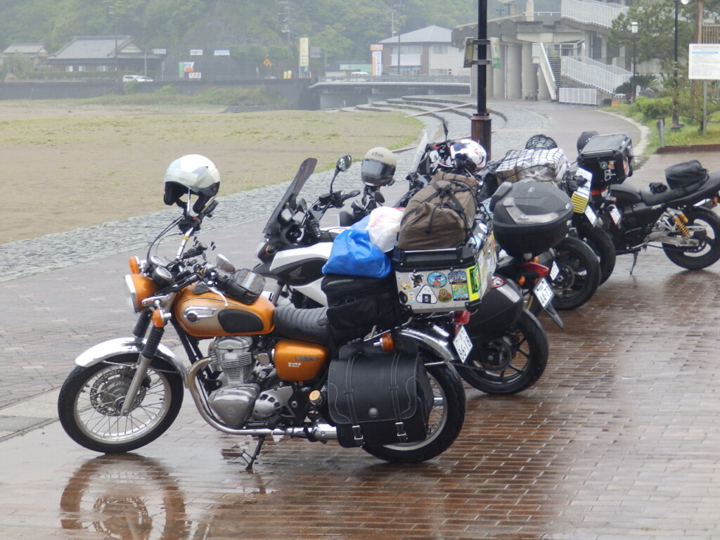 雨天ツーリング中の皆さん。